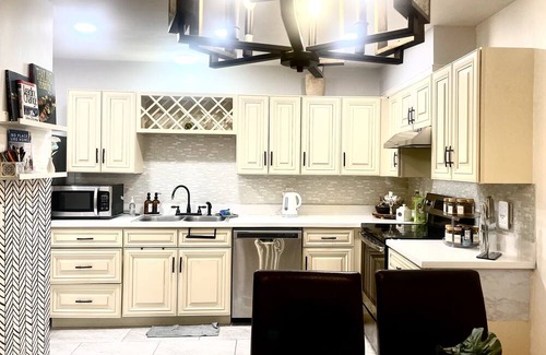 Thornton House | Modern 3 bed/2bath Townhome w 2 carports. 65inch TV/Fireplace/Wood Floors