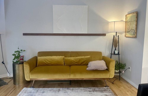 Thornton House | Modern 3 bed/2bath Townhome w 2 carports. 65inch TV/Fireplace/Wood Floors