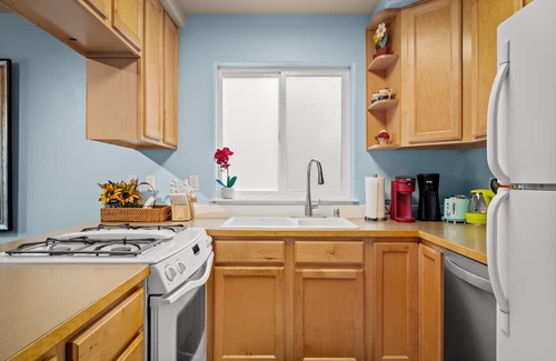 Olympia House | Heart of Olympia, 3beds 2.5 bath, Private House, Fenced deck and backyard