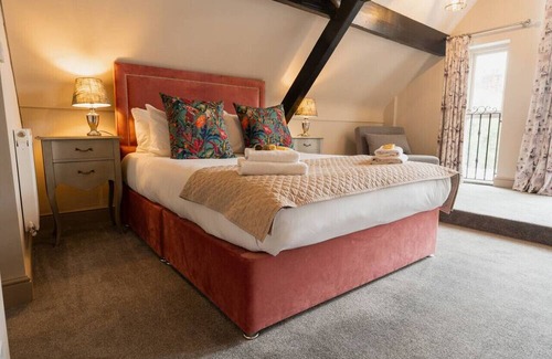 Tarvin House | Spacious and stylish accommodation - sleeps 15