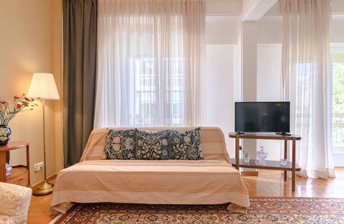 Filopappou Apartment | Comfy & Sunny flat w/h balcony@center up to 8ppl