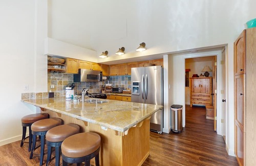 Lakeshore Condo | Comfortable condo near China Peak with updates throughout, themed rooms, & W/D