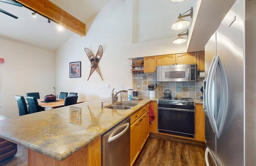 Lakeshore Condo | Comfortable condo near China Peak with updates throughout, themed rooms, & W/D