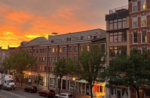 Center City East Apartment | Cozy room in old city! 5 minutes famous restaurants and historical places!