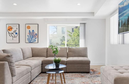 View Park-Windsor Hills House | Cozy LA home with Rooftop