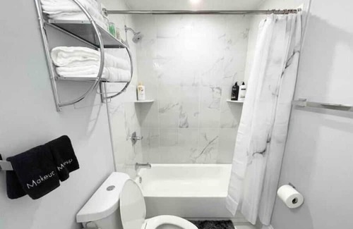 South Philadelphia West Apartment | ✨LUXURY STUDIO✨Near Univ. City, Airport & Stadiums