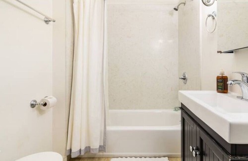 Downtown Oakland Apartment | Sleek Room in Victorian Townhome
