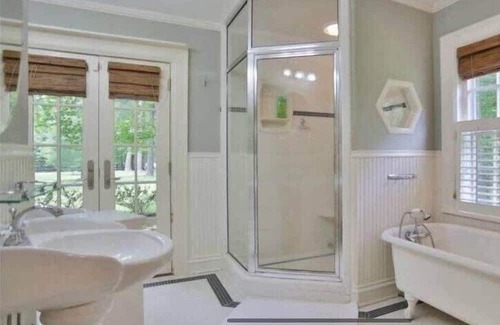 Anchorage House | Hot Tub|4BR|3.5Baths|Kentucky Derby Weekend