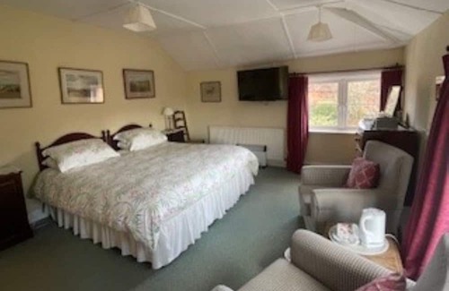 Broadwas Other | Self catering wing in Regency farmhouse close to the magnificent Malvern Hills