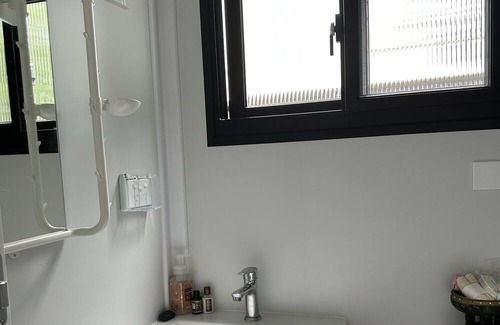 Monterey House | Beach Serenity 1- Close to the beach and public transport only 20mins from city