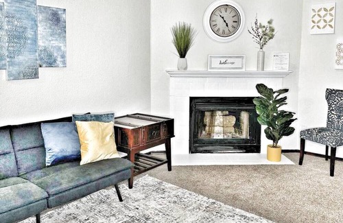 Tulsa Condo | Central Tulsa/ Jenks Condo with a Pool