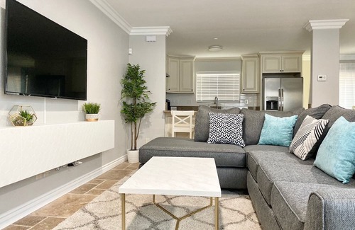 Placentia House | ☆NEW☆Luxuriously Modern Disneyland Getaway 4BR/3BA
