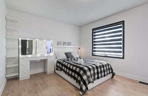 Markham House | Cozy home in Markham city where you can gather with family and friends.