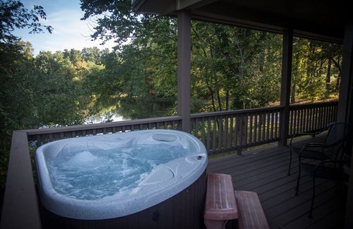 Carbondale Cabin | Hot Tub Cabin- In the Heart of Shawnee Wine Trail