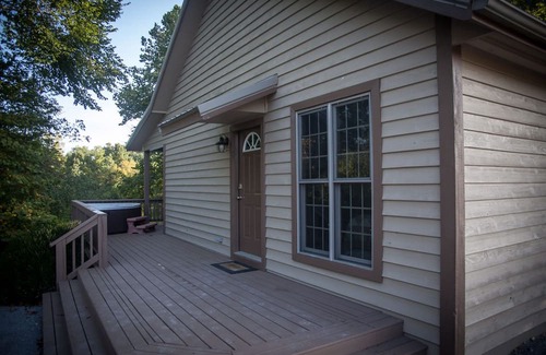 Carbondale Cabin | Hot Tub Cabin- In the Heart of Shawnee Wine Trail
