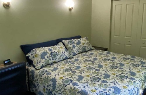 Bath Apartment | Cozy with King bed near Historical city of Bath