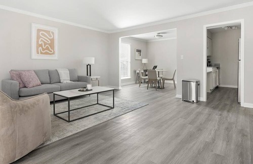 Homewood Apartment | Modern Apartment in Prime Location (ID1403X456)