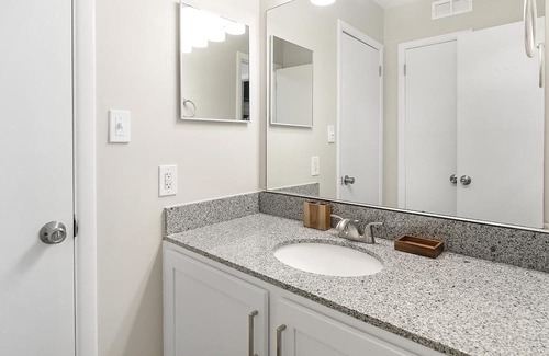 Homewood Apartment | Modern Apartment in Prime Location (ID1403X456)