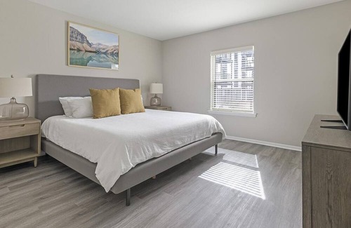 Homewood Apartment | Modern Apartment in Prime Location (ID1403X450)