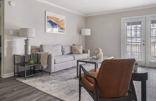 Homewood Apartment | Modern Apartment in Prime Location (ID1403X450)