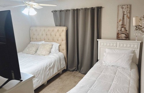 Rhodes Ranch House | Luxury Entire House off 215 Freeway & Durango Southwest - Family & Pet Friendly