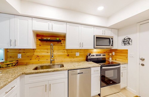Clearwater Condo | 2-story condo with on-site pool, screened patio, AC, & private W/D