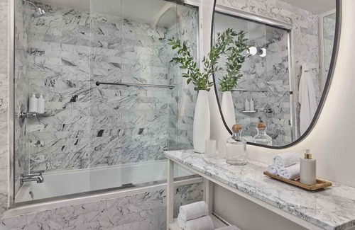 Downtown House | 4 Pool View 2 Queens at Viceroy Santa Monica, Pets Are Welcome!