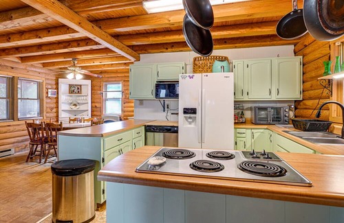 Franklin Cabin | Cozy Franklin Cabin w/ Fire Pit: 10 Mi to Downtown
