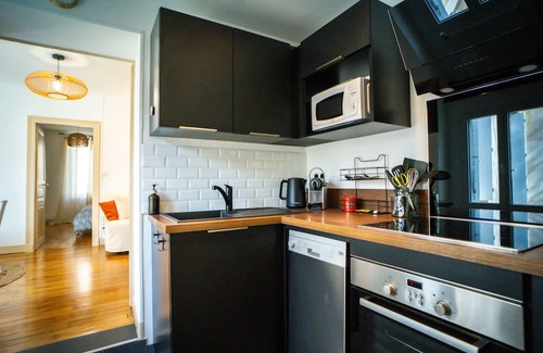 Chateauroux House | Functional townhouse parking terrace and Emma Queen bed close to trains + centre
