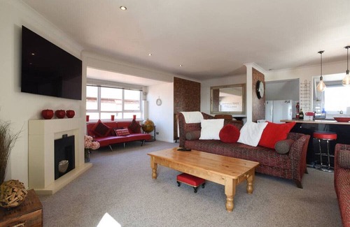Southsea Apartment | *New* Spacious 3BR Apt w/ Balcony & FREE Parking!