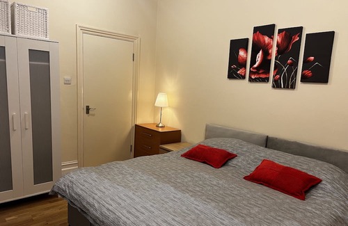 West Hampstead Apartment | Close to London transportation / shops/ restaurants