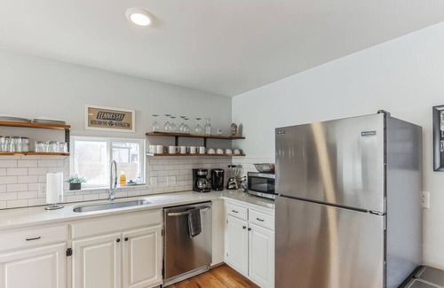 Donelson House | This Must Be the Place – 3BR Sleeps 8 Guests and only 5 Min to Airport