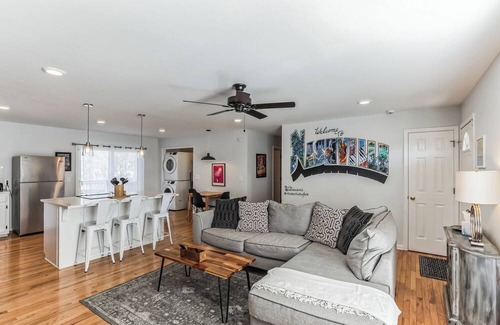 Donelson House | This Must Be the Place – 3BR Sleeps 8 Guests and only 5 Min to Airport