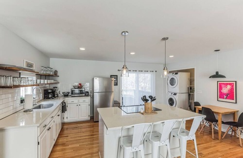 Donelson House | This Must Be the Place – 3BR Sleeps 8 Guests and only 5 Min to Airport