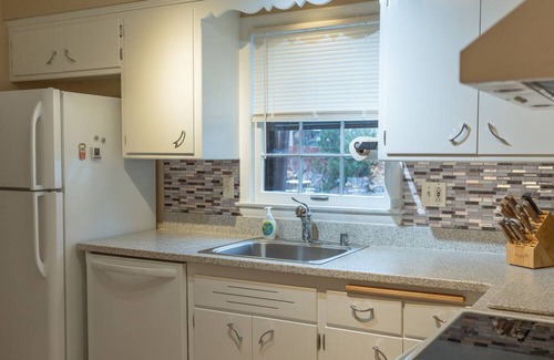 Shorewood House | Larkin Street Townhome and Gardens