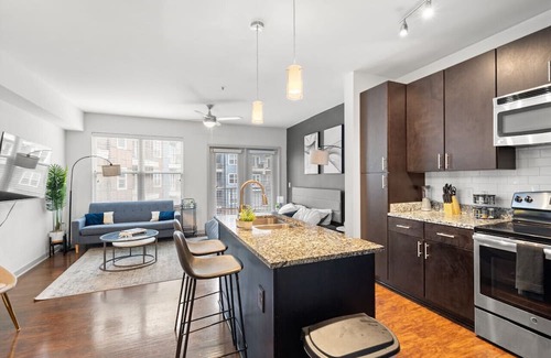 Cherry Apartment | Luxurious 1 King Bed Suite—In Uptown Charlotte!