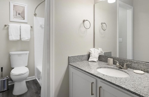 Homewood Apartment | Modern Apartment in Prime Location (ID1403X453)