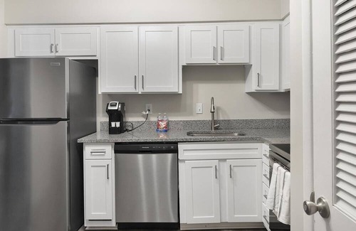 Homewood Apartment | Modern Apartment in Prime Location (ID1403X453)