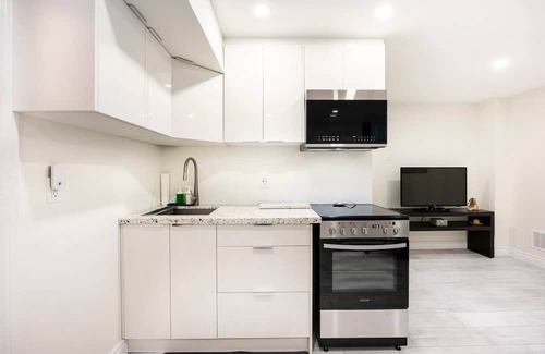 Newmarket House | New Private & Clean Suite in Newmarket, ON