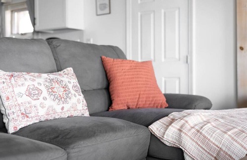 Bradley House | Cozy Cabin Escape: Waterfront Charm & Sunrise