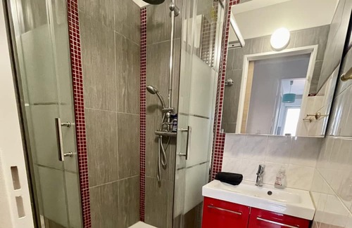 Palaiseau Bed & Breakfast | Chambre 16m2 Palaiseau Centre Ville. Gare RER Palaiseau à 2mn à Pied