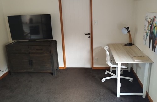 Albany Heights Apartment | Secluded forest retreat -3min to Albany - incl pool and large patios