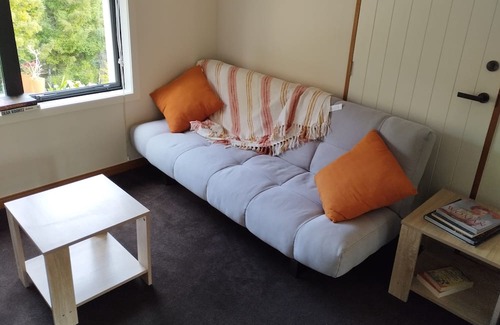 Albany Heights Apartment | Secluded forest retreat -3min to Albany - incl pool and large patios