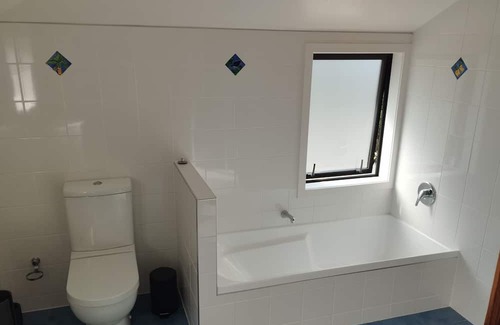 Albany Heights Apartment | Secluded forest retreat -3min to Albany - incl pool and large patios