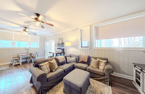 Kingsport House | Sunlit retreat with amazing mountain views, firepit, patio, AC & fireplace