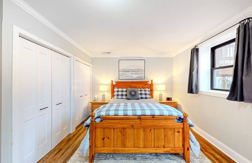 Kingsport House | Sunlit retreat with amazing mountain views, firepit, patio, AC & fireplace