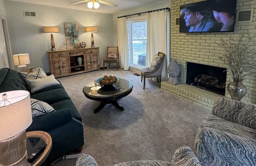 Lakeland House | Lovely Lakefront House with level backyard with beautiful sky/sunset views!
