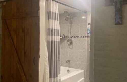 Troy Apartment | Historic Downtown Troy. Walking distance to Russell sage college, minutes to RPI