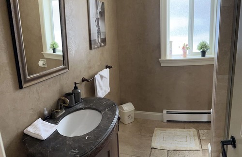 Surrey House | Cozy 2 bedroom suite near Crescent Beach/close to USA Border