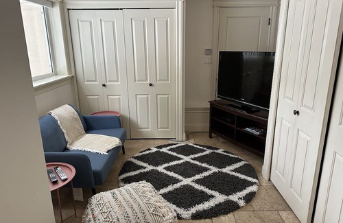 Surrey House | Cozy 2 bedroom suite near Crescent Beach/close to USA Border